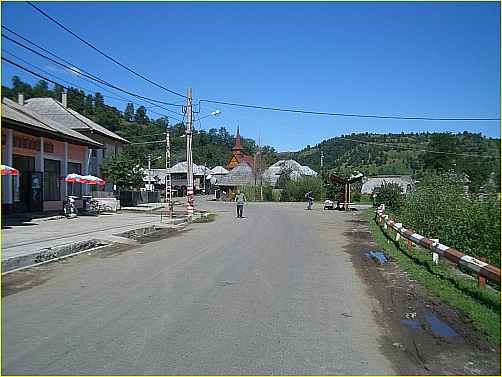 in centrul satului