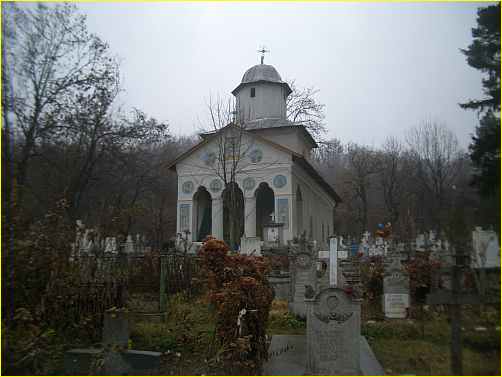 biserica si cimitirul in sat