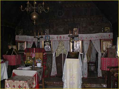 altarul a bisericii de lemn din gornovita