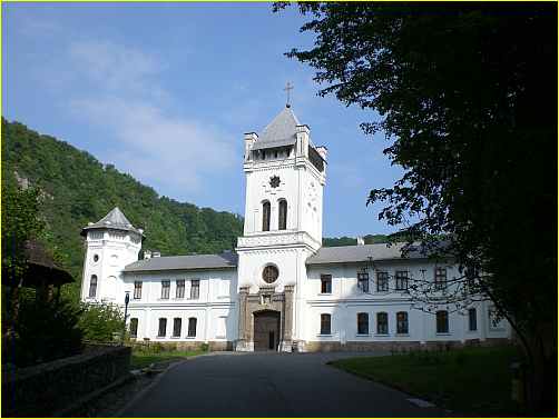 eingang zum kloster Tismana