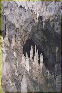 grupa de stalactite in pestera Nr.4